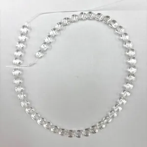 Macro-detail van natuurlijke Braziliaanse witte bergkristal kralen voor DIY sieraden