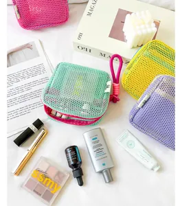 Minineceseres de malla de colores organizados con cosméticos en un fondo blanco.