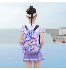 Rückansicht eines Mädchens mit einer lila Meerjungfrau-Schwimmtasche am Poolrand