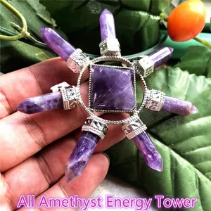 Detailansicht eines lila Amethyst-Kristallstern-Ornaments mit Pyramidenmitte in der Hand