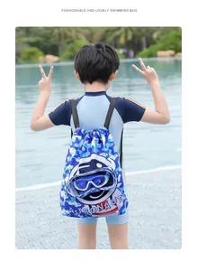 Detailansicht eines blauen Camouflage-Schwimmbeutels für Kinder mit Astronauten-Motiv