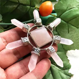 Nahaufnahme eines sternförmigen Ornaments aus rosa Rosenquarz, das zur Schau gestellt wird