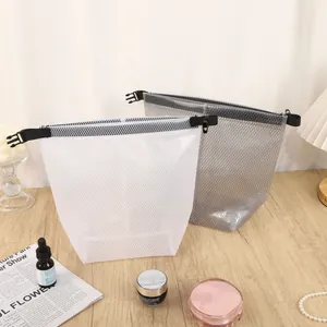 Detalle de bolsas de almacenamiento impermeables de malla con cierre de hebilla