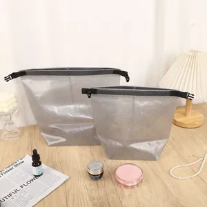 Detalle de dos bolsas de almacenamiento de malla impermeables con cierre de hebilla en tocador.