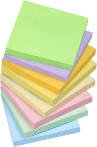 Primer plano de un set de notas adhesivas cuadradas en tonos pastel macaron vibrantes.