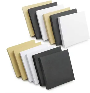 Vista dettagliata di foglietti adesivi quadrati nei colori nero, bianco e kraft.