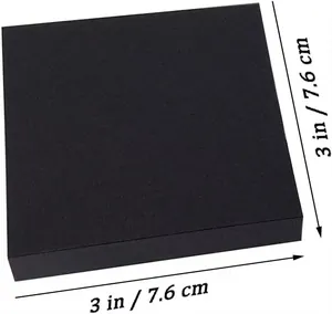 Vista dettagliata di foglietti adesivi quadrati neri, 3x3 pollici o 7,6x7,6 cm.
