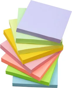 Primer plano detallado de 10 colores de notas adhesivas macaron apiladas en forma espiral.