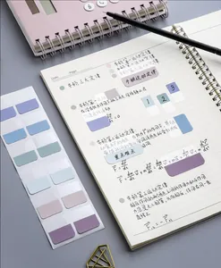 Vue détaillée des onglets d'index transparents Morandi dans un cahier d'étude scolaire.