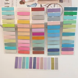 Vista macro dettagliata di schede indice in PET Morandi colorate per prendere appunti