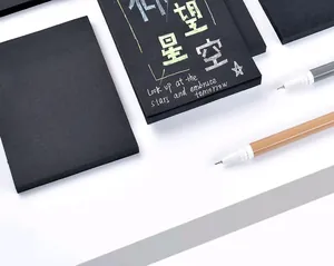 Κοντινό πλάνο μαύρων αυτοκόλλητων σημειώσεων με ασημί μελάνι