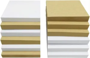 Vista dettagliata di foglietti adesivi quadrati minimalisti bianchi e marroni impilati