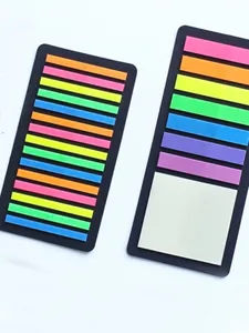 Vista dettagliata di schede indice colorate e foglietti adesivi quadrati per cartoleria.