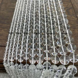 Nahaufnahme von natürlichen klaren weißen Quarzperlen in verschiedenen Größen für DIY-Schmuck