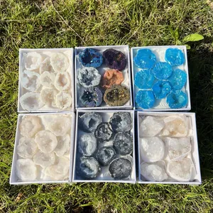 Coffret cadeau de spécimens de géodes d'agate en cristal naturel avec pierres variées