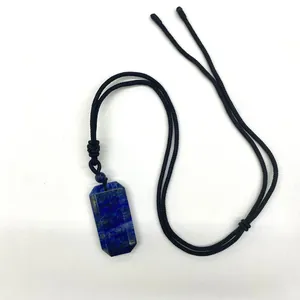 Gedetailleerd aanzicht van een rechthoekige blauwe lapis lazuli hanger met koord