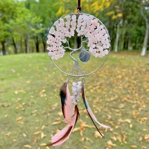 Vue détaillée de l'attrape-rêves Arbre de Vie avec quartz rose et plumes roses