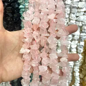 Nahaufnahme von Rohrosenquarz-Splitterperlen mit unregelmäßigen Formen für DIY-Schmuck