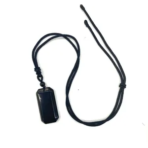 Detail van gefacetteerde zwarte obsidiaan rechthoekige hanger met gevlochten koord