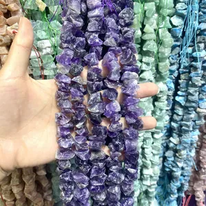 Detailansicht natürlicher unregelmäßiger lila Amethyst-Splitterperlen für DIY-Schmuck