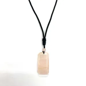 Natuurlijke roze rozenkwarts rechthoekige hanger ketting met handgeweven zwart koord.