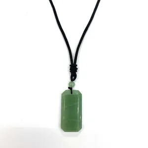 Groene natuurlijke kristallen hanger ketting met gefacetteerde rechthoekige plaat.