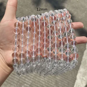Nahaufnahme von mehreren Strängen 12mm klarer Quarz-Rundperlen für DIY-Schmuckdesign.