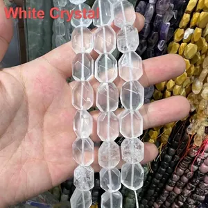 Primo piano di perle in cristallo di quarzo ialino sfaccettate per gioielli fai da te