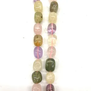 Detaillierte Nahaufnahme von 15x20mm unregelmäßigen Natursteinperlen für DIY-Schmuckkreationen