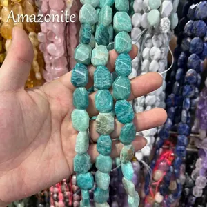 Dettaglio di perle in pietra naturale amazzonite sfaccettata per creazione gioielli