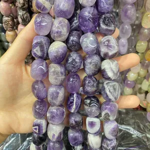Nahaufnahme von unregelmäßigen Amethystperlen 15x20mm für DIY-Schmuckherstellung