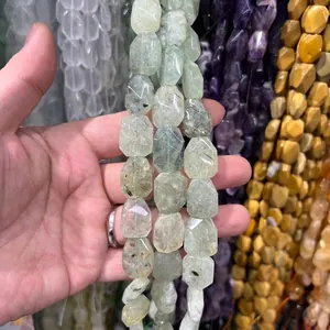Dettaglio di perle in pietra naturale prehnite sfaccettate per la creazione di gioielli.