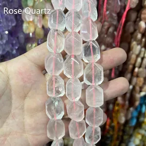 Dettaglio di perle sfaccettate in quarzo rosa naturale per la creazione di gioielli