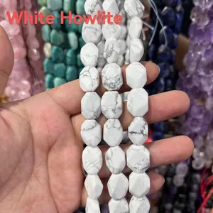 Dettaglio macro di perle di turchese bianco sfaccettate con venature naturali grigie