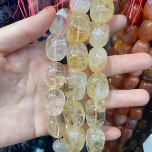 Detailansicht unregelmäßiger 15x20mm durchscheinender gelber Natursteinperlen für DIY-Schmuck