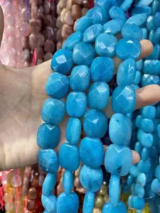 Dettaglio macro di perle di quarzite tinta sfaccettata blu per gioielli fai-da-te