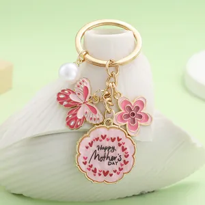 Vista detallada de un llavero de mariposa de esmalte rosa para el regalo del Día de la Madre