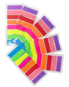Dettaglio macro di otto vivaci linguette adesive fluorescenti disposte a forma di ventaglio