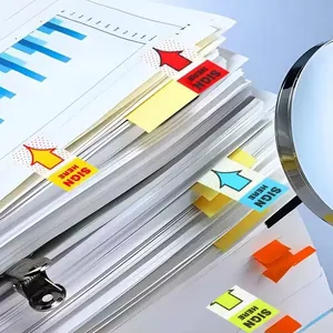 Κοντινό πλάνο με χρωματιστά βέλη ευρετηρίου 'SIGN HERE' σε έγγραφα γραφείου