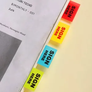 Λεπτομερές κοντινό πλάνο με ζωηρούς δείκτες 'SIGN HERE' σε λευκό χαρτί γραφείου