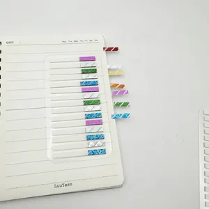 Vista dettagliata di schede indice laser colorate su una pagina di taccuino