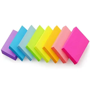 Vue de près de huit blocs de notes autocollantes aux couleurs fluorescentes vives