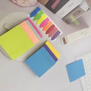 Nahaufnahme eines bunten Haftnotiz-Sets mit Neon-Quadraten und PET-Index-Tabs für Notizen