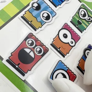Detailopname van kleurrijke PET-cartoon monster plaknotities met gemakkelijk plakdetail