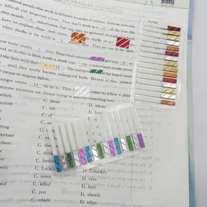 Primo piano di adesivi colorati con indice laser su una pagina di un libro di testo.