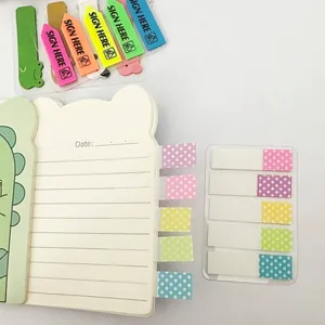 Détail d'onglets adhésifs colorés et de marque-pages autocollants à pois