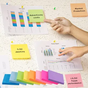 Vista dettagliata di foglietti adesivi fluorescenti in 8 colori per l'organizzazione ufficio