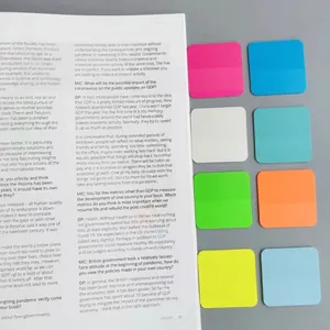 Détail montrant des onglets d'index néon translucides sur des pages pour la lecture