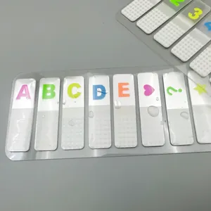 Detailweergave van kleurrijke transparante index-tabs met letters en symbolen voor markeren