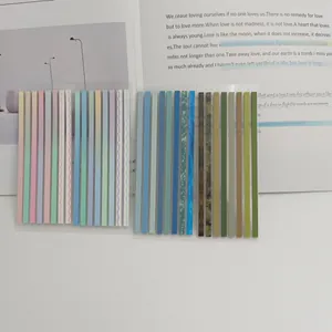 Vue détaillée d'index autocollants ultra-fins dégradés multicolores sur une page.